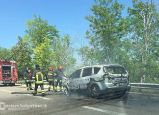 Panico e fiamme sulla statale 16: auto prende fuoco all’improvviso, salvi i passeggeri