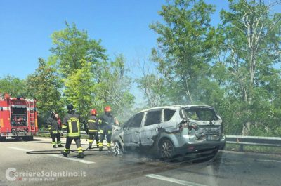Panico e fiamme sulla statale 16: auto prende fuoco all'improvviso, salvi i passeggeri - Corriere Salentino