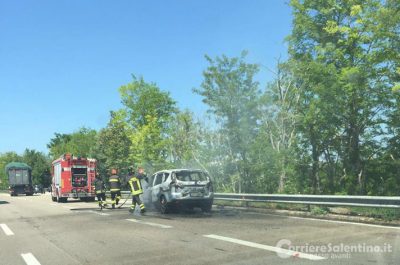 Panico e fiamme sulla statale 16: auto prende fuoco all'improvviso, salvi i passeggeri - Corriere Salentino