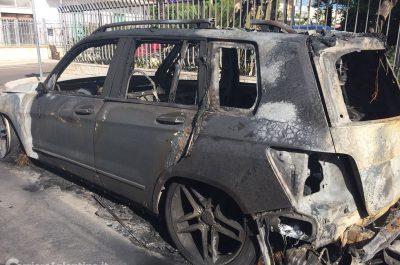 Notte di fuoco in città, le fiamme "divorano" una Mercedes Jlk - Corriere Salentino