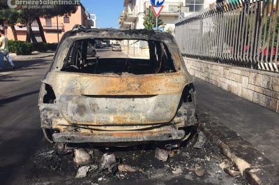 Notte di fuoco in città, le fiamme "divorano" una Mercedes Jlk - Corriere Salentino