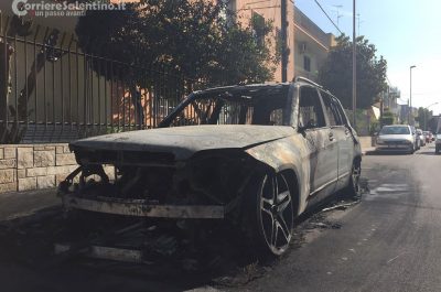 Notte di fuoco in città, le fiamme "divorano" una Mercedes Jlk - Corriere Salentino
