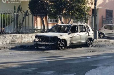 Notte di fuoco in città, le fiamme "divorano" una Mercedes Jlk - Corriere Salentino