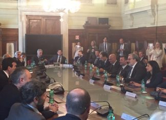 Lotta al Caporalato, Emiliano firma il protocollo: “Senza migranti l’agricoltura non funziona”