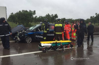 Sbandano sull'asfalto e si schiantano contro il guardrail: feriti quattro agenti della Penitenziaria - Corriere Salentino