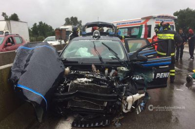 Sbandano sull'asfalto e si schiantano contro il guardrail: feriti quattro agenti della Penitenziaria - Corriere Salentino