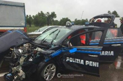 Sbandano sull'asfalto e si schiantano contro il guardrail: feriti quattro agenti della Penitenziaria - Corriere Salentino