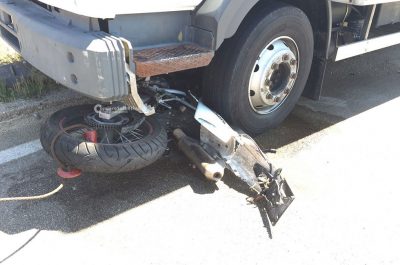 Invade la corsia opposta mentre sopraggiunge un camion: 17enne rischia l'amputazione di un piede - Corriere Salentino