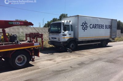 Invade la corsia opposta mentre sopraggiunge un camion: 17enne rischia l'amputazione di un piede - Corriere Salentino