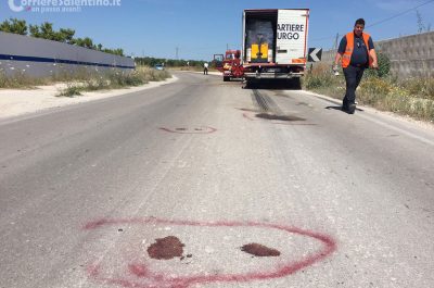 Invade la corsia opposta mentre sopraggiunge un camion: 17enne rischia l'amputazione di un piede - Corriere Salentino