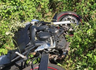 Perde il controllo della moto e impatta contro l’asfalto: 26enne in prognosi riservata