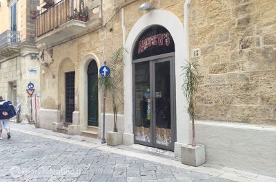 Lecce, a fuoco il fast food Andrew's mentre era chiuso, i camerieri del locale di fronte intervengono con gli estintori - Corriere Salentino