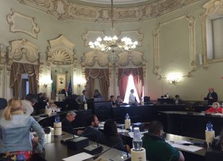 Lecce, passa il bilancio in Consiglio: multe e tasse aumentano gli introiti, ma la riscossione resta un problema. Scintille interne alla maggioranza