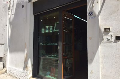 Interrotti durante il "colpo" nell'orologeria del centro di Lecce, in tre fuggono a mani vuote - Corriere Salentino