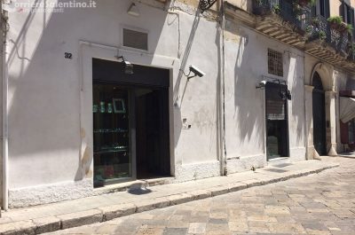 Interrotti durante il "colpo" nell'orologeria del centro di Lecce, in tre fuggono a mani vuote - Corriere Salentino