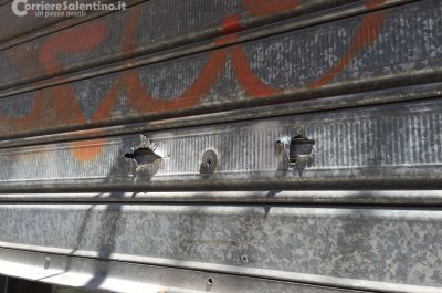 Interrotti durante il "colpo" nell'orologeria del centro di Lecce, in tre fuggono a mani vuote - Corriere Salentino