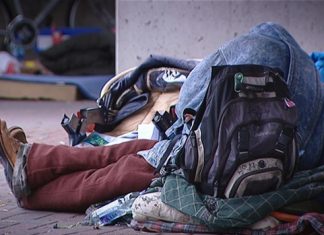 Scomparso da giorni, trovato dalla polizia in strada: accatastava rifiuti per crearsi un giaciglio