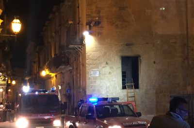 Lecce, a fuoco il fast food Andrew's mentre era chiuso, i camerieri del locale di fronte intervengono con gli estintori - Corriere Salentino
