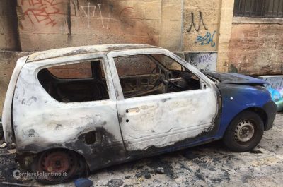 Fiamme nel centro storico: a fuoco la 600 di un uomo già noto  - Corriere Salentino