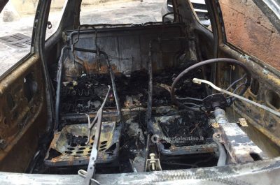 Fiamme nel centro storico: a fuoco la 600 di un uomo già noto  - Corriere Salentino