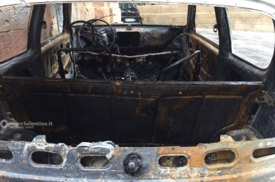 Fiamme nel centro storico: a fuoco la 600 di un uomo già noto  - Corriere Salentino