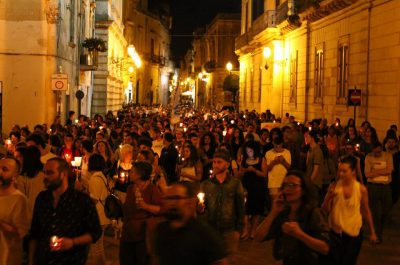 "Lecce for Orlando": in 500 sotto Porta Napoli in ricordo delle 49 vittime della strage di Orlando - Corriere Salentino