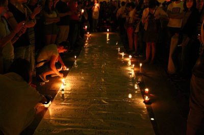 "Lecce for Orlando": in 500 sotto Porta Napoli in ricordo delle 49 vittime della strage di Orlando - Corriere Salentino