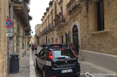 Lecce, a fuoco il fast food Andrew's mentre era chiuso, i camerieri del locale di fronte intervengono con gli estintori - Corriere Salentino