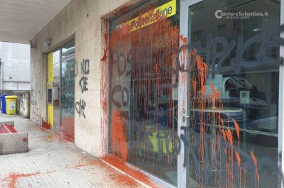 Nuovo raid alle Poste di via Taranto, imbrattata con vernice e spray - Corriere Salentino