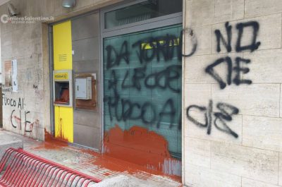 Nuovo raid alle Poste di via Taranto, imbrattata con vernice e spray - Corriere Salentino