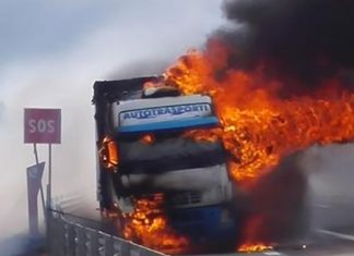 Tir contro auto sull’A14: dopo lo schianto, le fiamme. Illeso per miracolo autista salentino