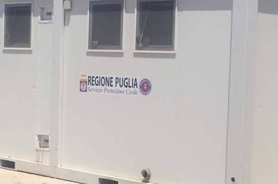 Migranti: consegnati bagni e docce per il campo di Nardò, in fase di montaggio 13 tende come misura d'emergenza - Corriere Salentino