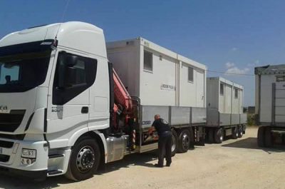 Migranti: consegnati bagni e docce per il campo di Nardò, in fase di montaggio 13 tende come misura d'emergenza - Corriere Salentino