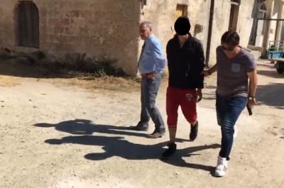 Si barrica in casa della ex e prende in ostaggio famiglia intera, poi dà fuoco al suocero: in manette un 32enne - Corriere Salentino