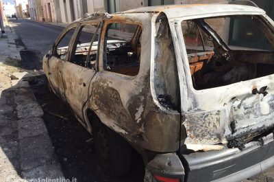 Ancora un'auto in fiamme nel Salento: a Carmiano brucia la vettura del titolare di una palestra - Corriere Salentino