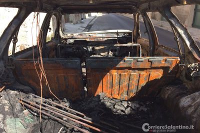 Ancora un'auto in fiamme nel Salento: a Carmiano brucia la vettura del titolare di una palestra - Corriere Salentino