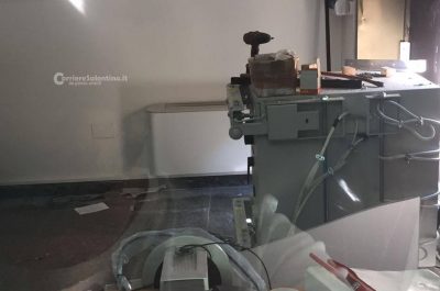 Tentano di sradicare Bancomat, ma l'allarme li costringe alla fuga - Corriere Salentino