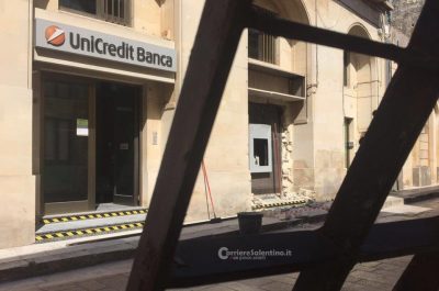 Tentano di sradicare Bancomat, ma l'allarme li costringe alla fuga - Corriere Salentino