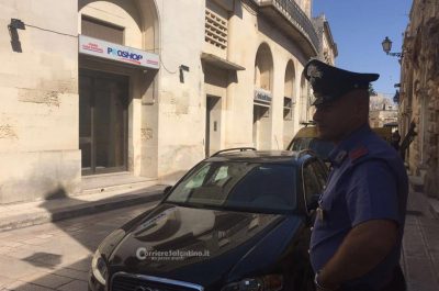 Tentano di sradicare Bancomat, ma l'allarme li costringe alla fuga - Corriere Salentino