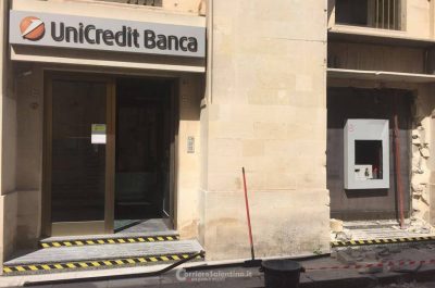 Tentano di sradicare Bancomat, ma l'allarme li costringe alla fuga - Corriere Salentino