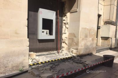 Tentano di sradicare Bancomat, ma l'allarme li costringe alla fuga - Corriere Salentino