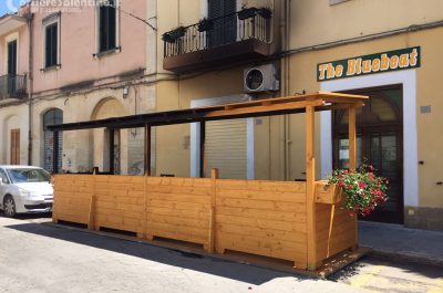 Fiamme dolose nel rione "San Pio", incendiata la pedana esterna del "Bluebeat" - Corriere Salentino