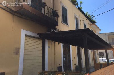 Fiamme dolose nel rione "San Pio", incendiata la pedana esterna del "Bluebeat" - Corriere Salentino