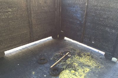 Fiamme dolose nel rione "San Pio", incendiata la pedana esterna del "Bluebeat" - Corriere Salentino