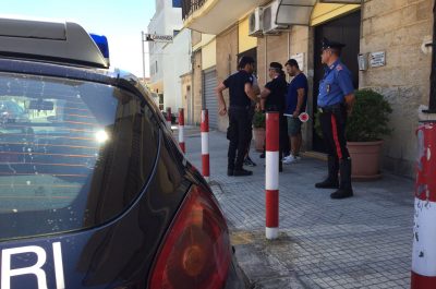 Si barrica in casa della ex e prende in ostaggio famiglia intera, poi dà fuoco al suocero: in manette un 32enne - Corriere Salentino