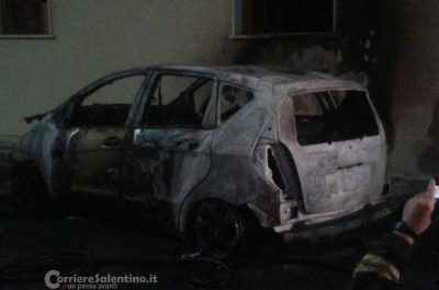 Fiamme "divorano" Mercedes e minacciano palazzina: notte di paura a Leverano - Corriere Salentino