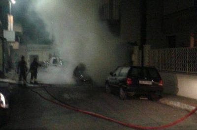 Fiamme "divorano" Mercedes e minacciano palazzina: notte di paura a Leverano - Corriere Salentino
