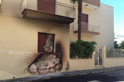 Fiamme "divorano" Mercedes e minacciano palazzina: notte di paura a Leverano - Corriere Salentino