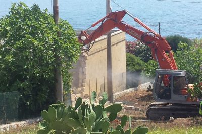 Offensiva della Procura contro l'abusivismo selvaggio: abbattuto immobile a due passi dal mare - Corriere Salentino