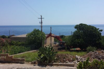 Offensiva della Procura contro l'abusivismo selvaggio: abbattuto immobile a due passi dal mare - Corriere Salentino